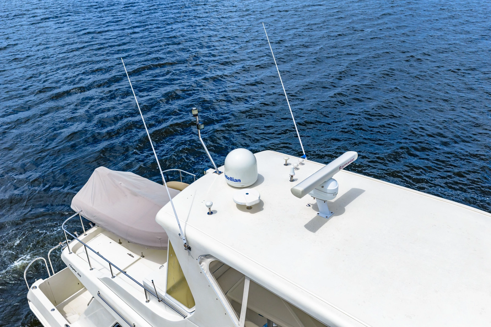 2005 Hampton 558 Pilothouse