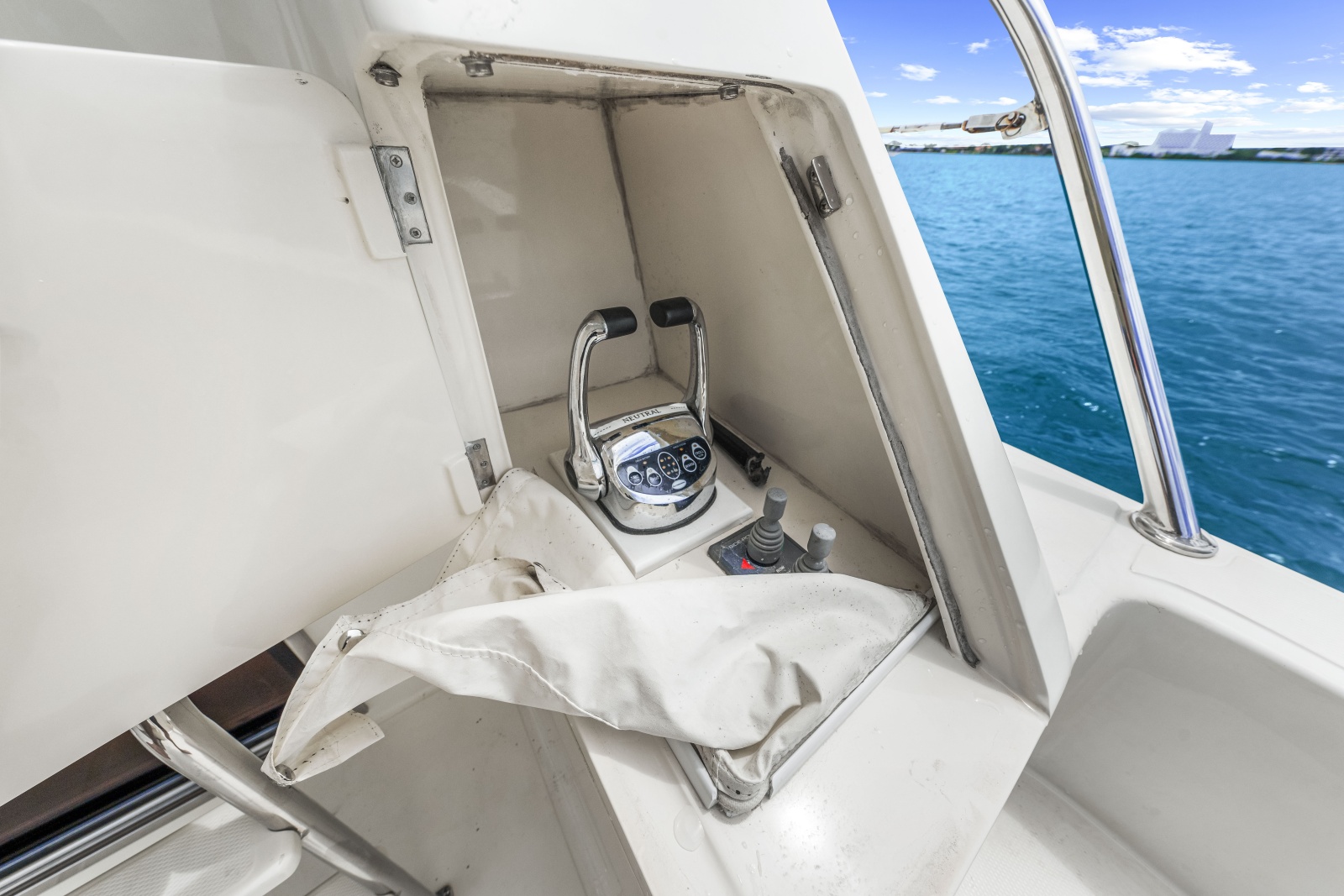 2005 Hampton 558 Pilothouse