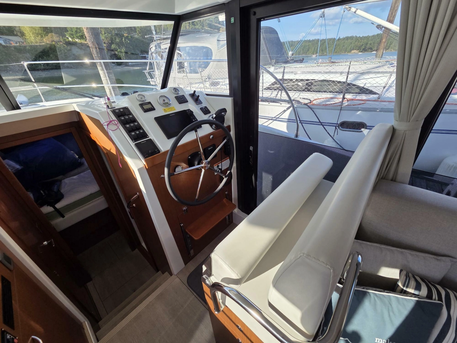 Helm station with double seat