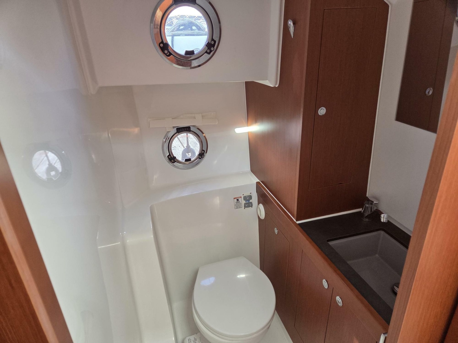 Hed with sink and toilet