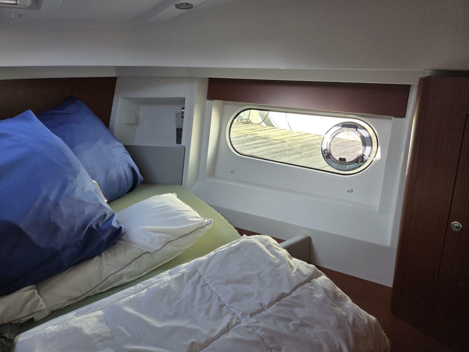 Huge vee-berth with hatches and port lights