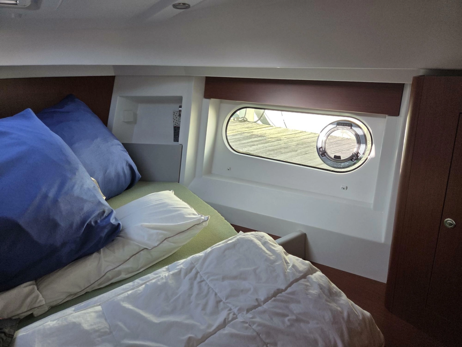 Huge vee-berth with hatches and port lights