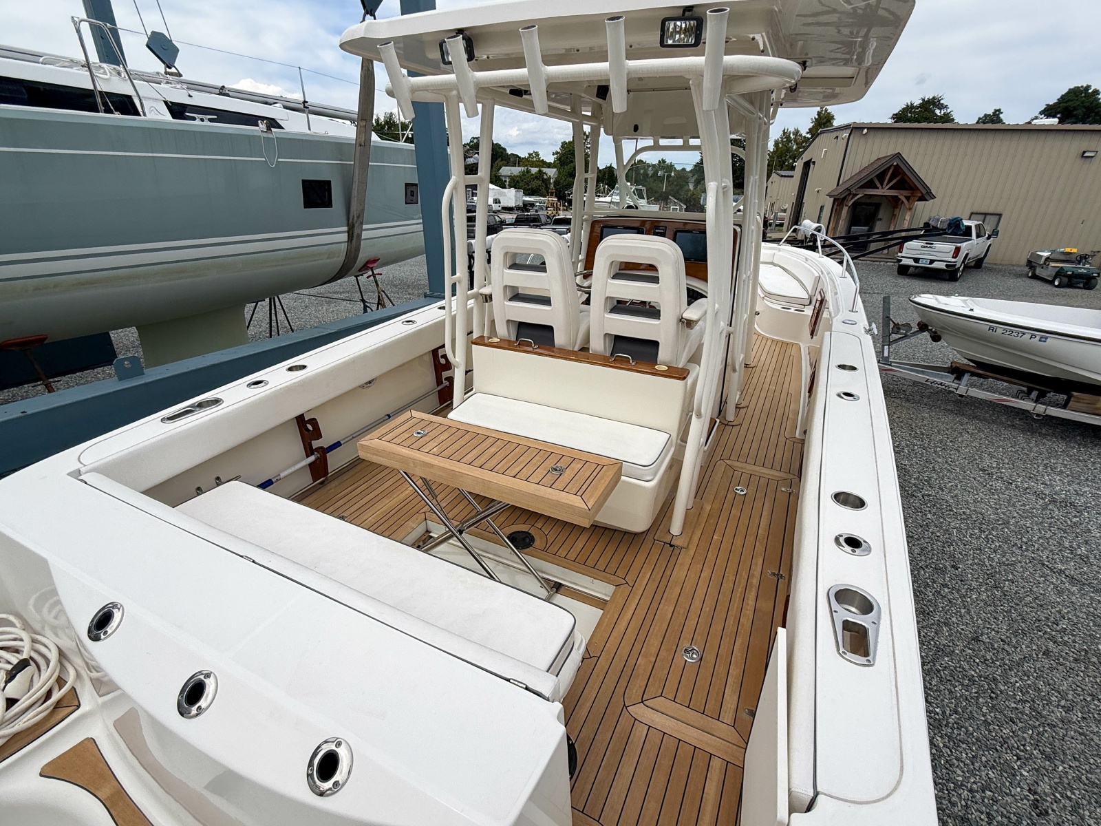 2013 Boston Whaler Justice 32