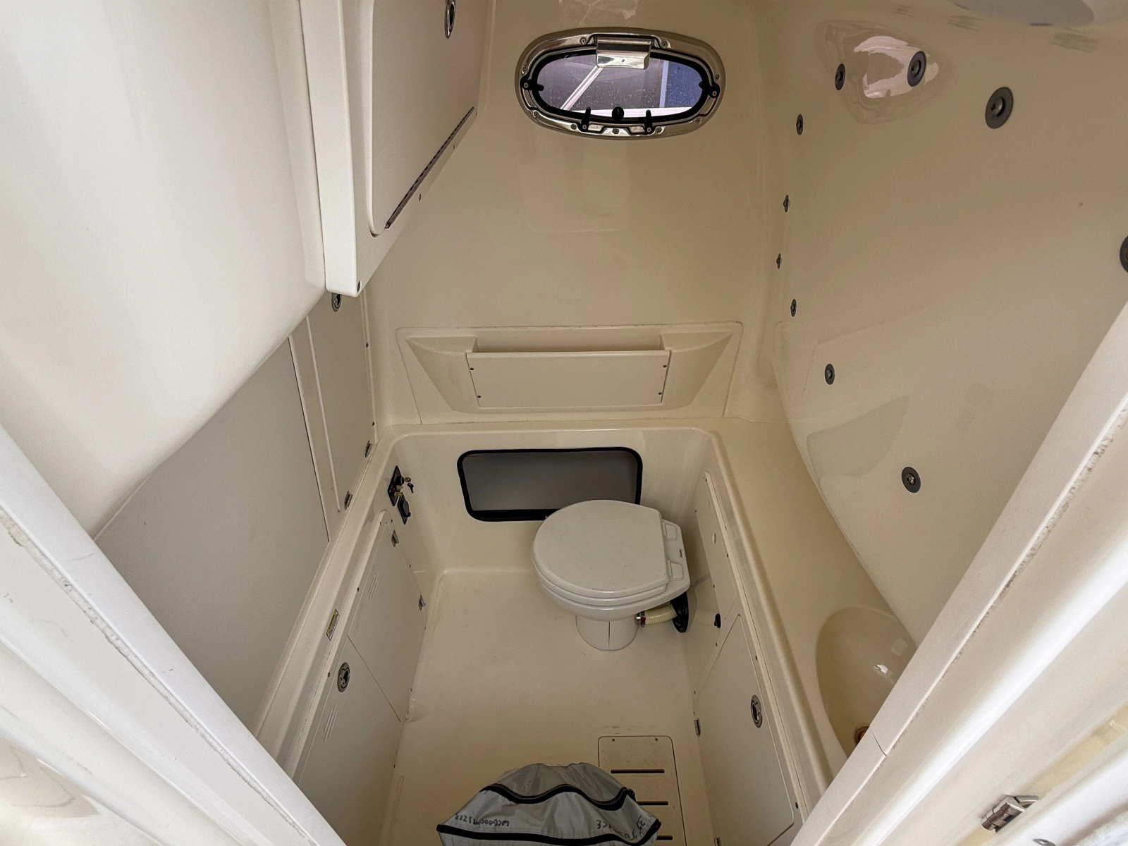 2013 Boston Whaler Justice 32