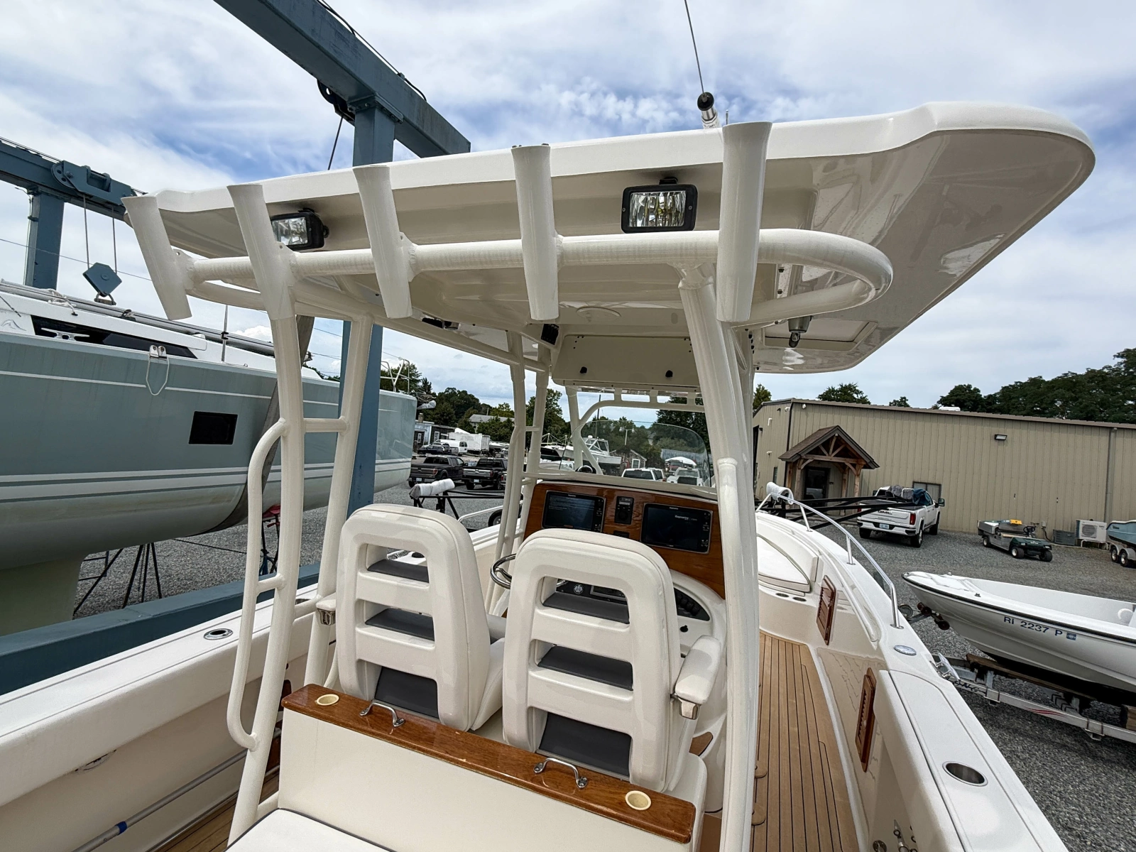 2013 Boston Whaler Justice 32