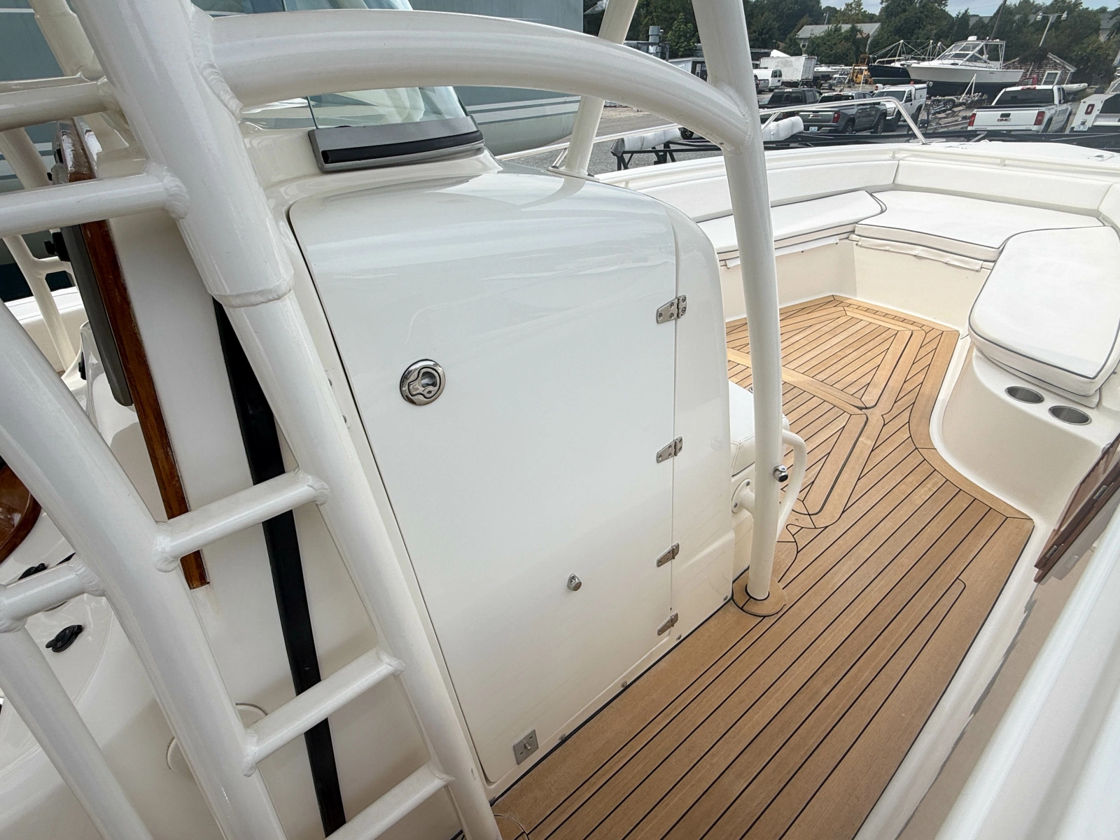 2013 Boston Whaler Justice 32
