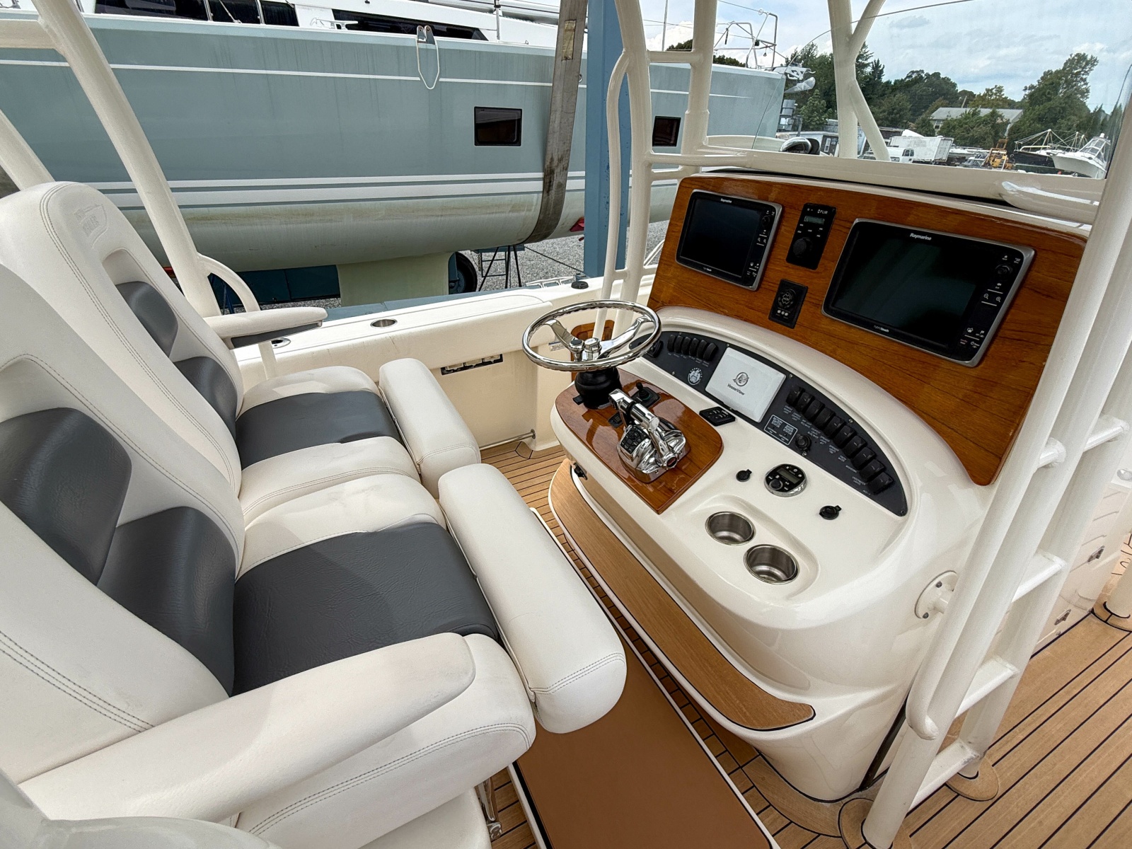 2013 Boston Whaler Justice 32