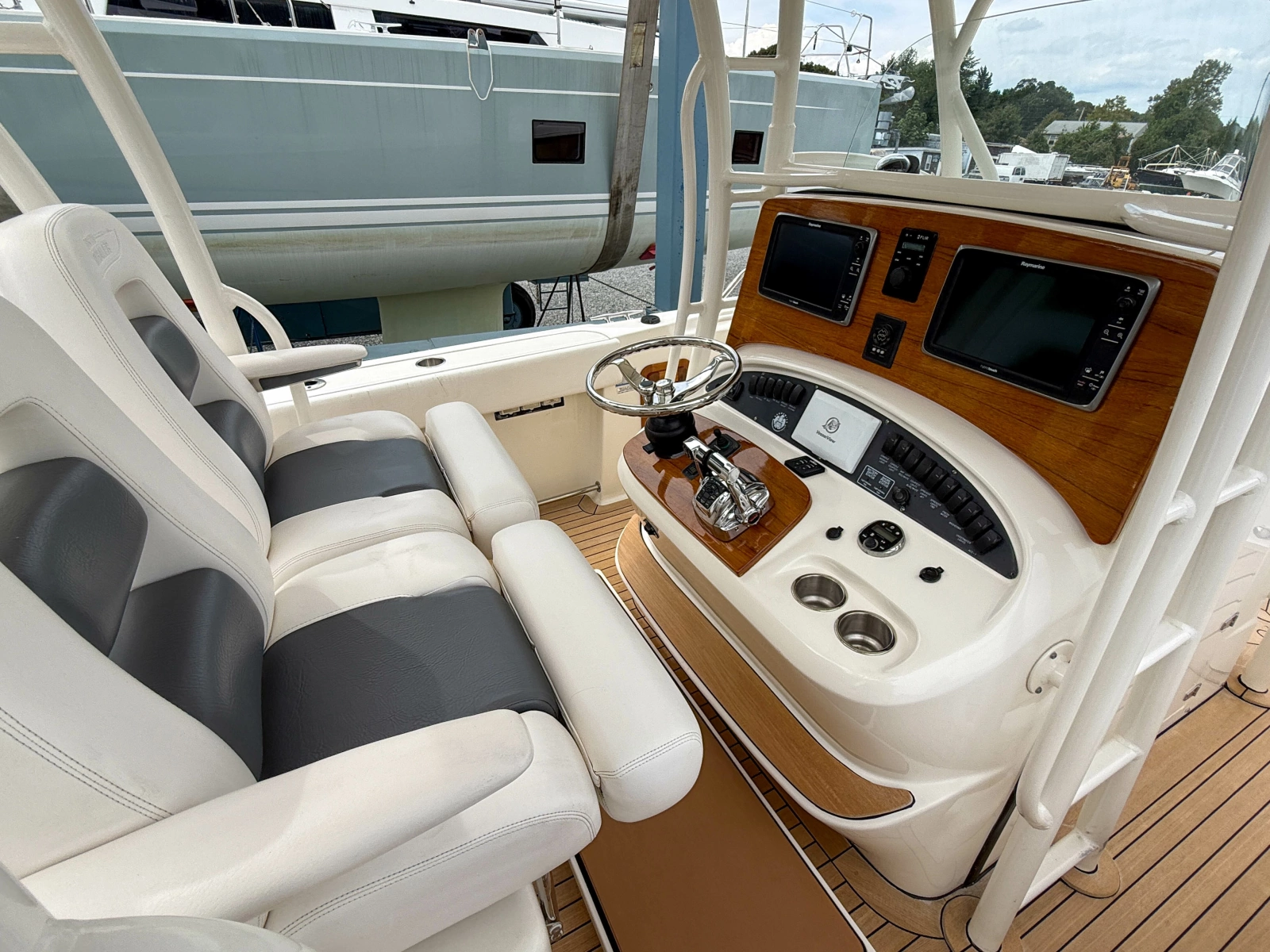2013 Boston Whaler Justice 32