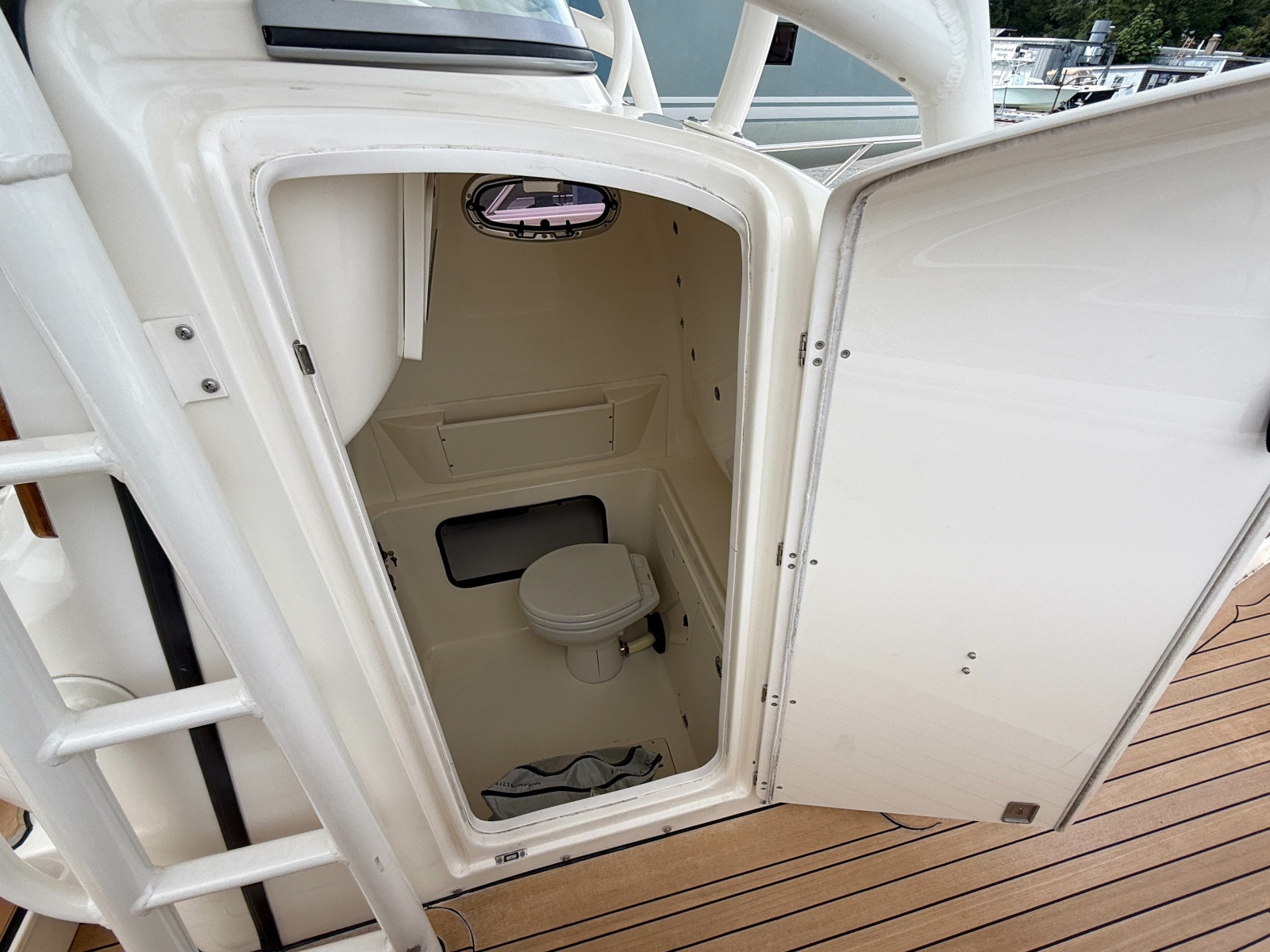 2013 Boston Whaler Justice 32