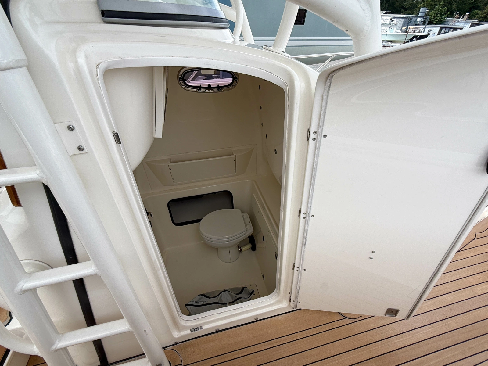 2013 Boston Whaler Justice 32