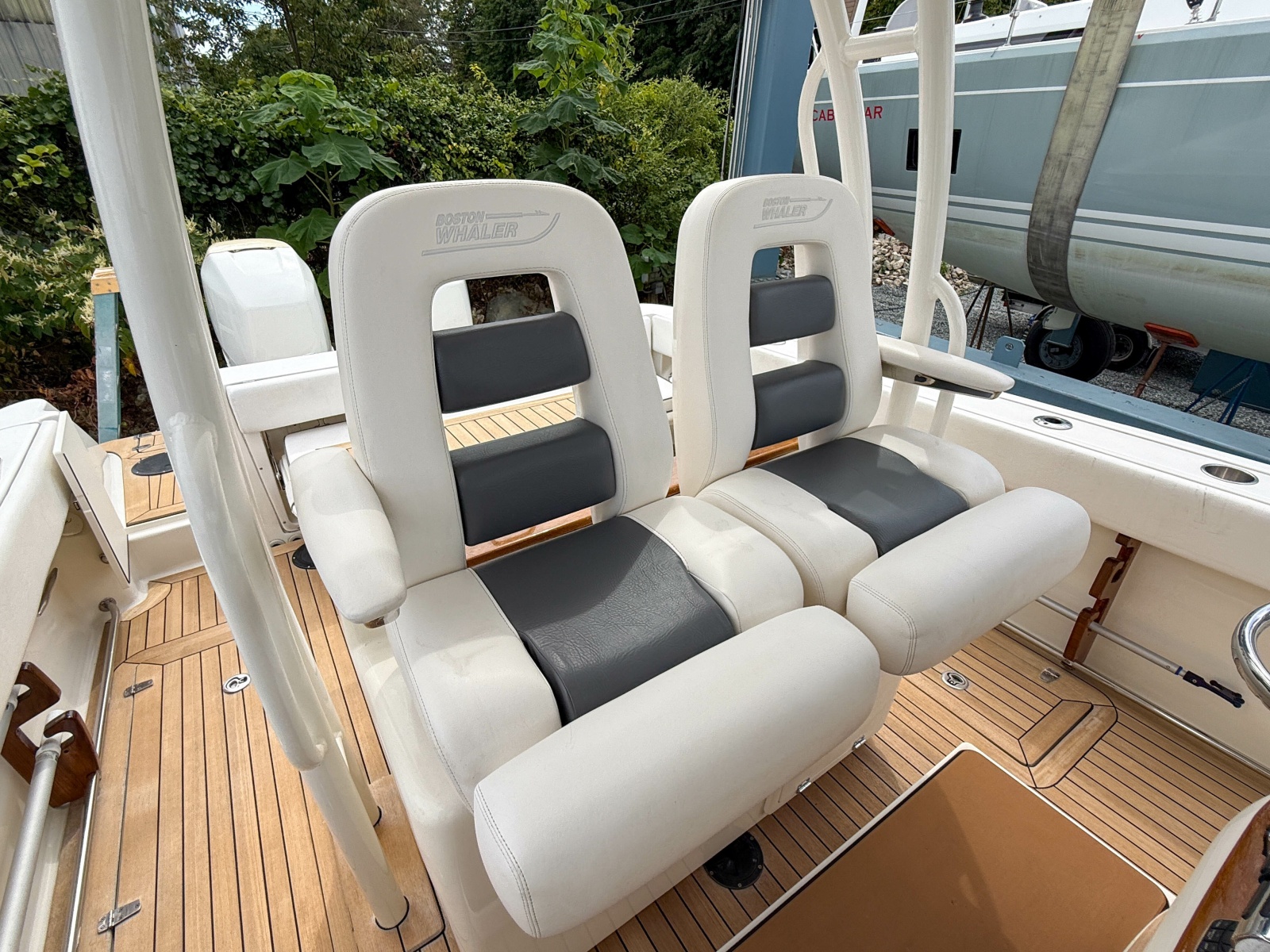2013 Boston Whaler Justice 32