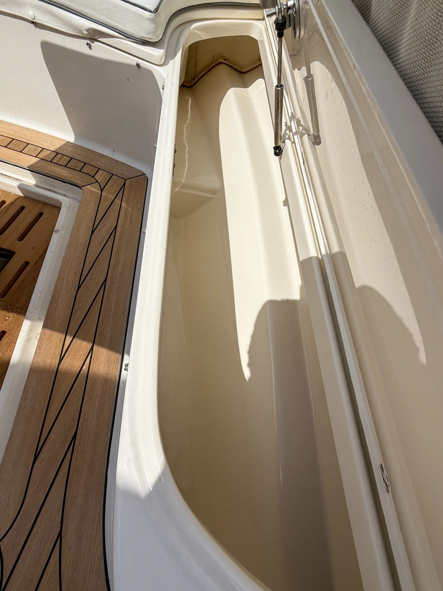 2013 Boston Whaler Justice 32