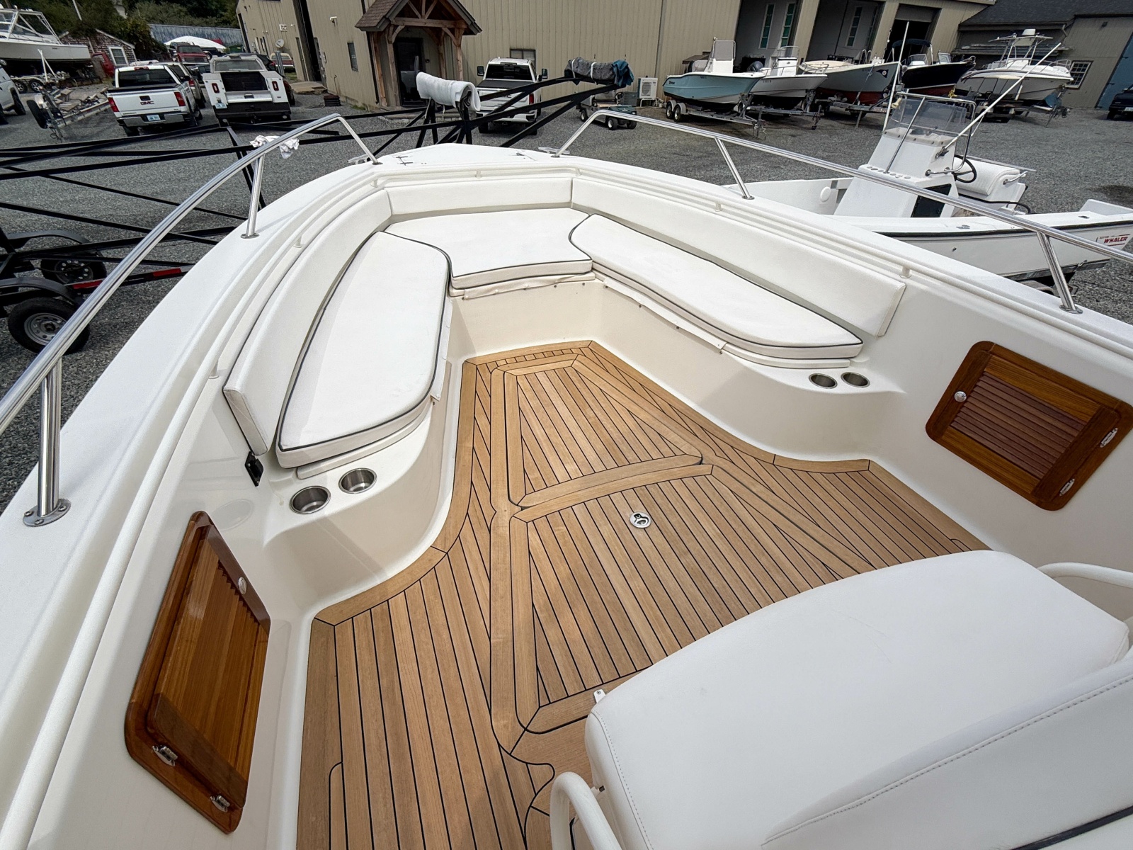 2013 Boston Whaler Justice 32
