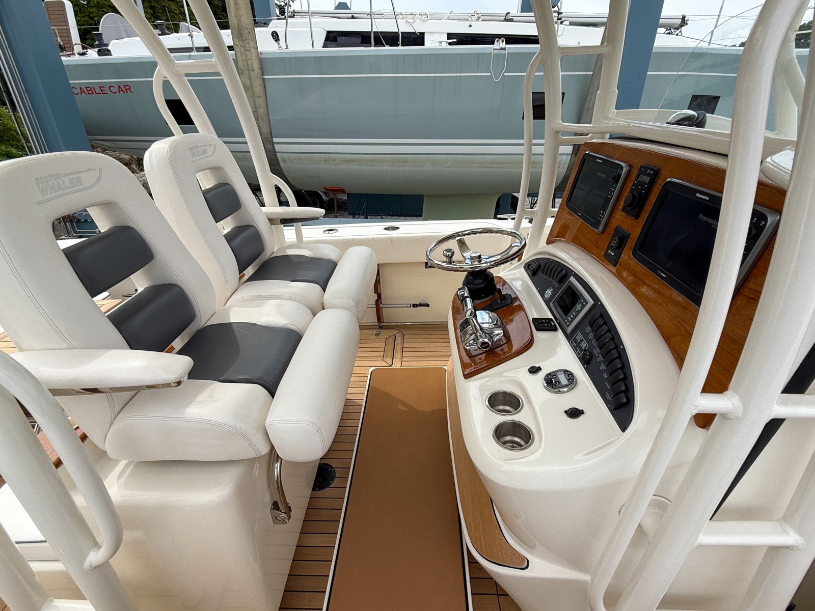 2013 Boston Whaler Justice 32