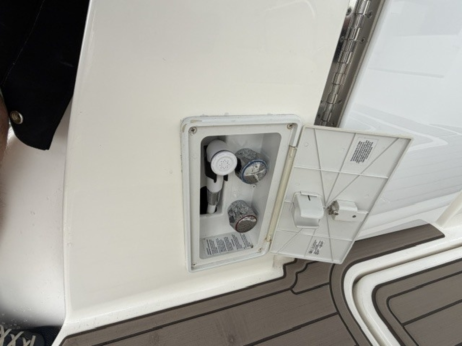 Transom hot/cold shower