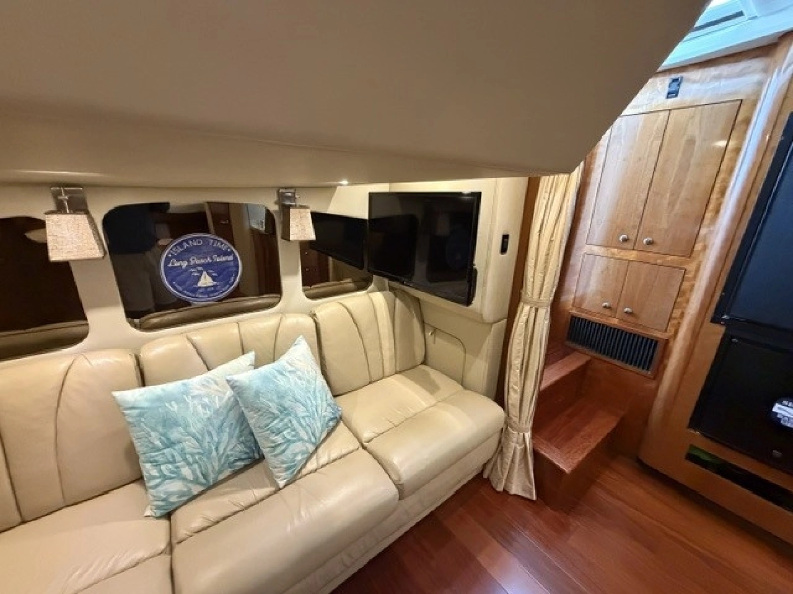 Salon aft sofa bed