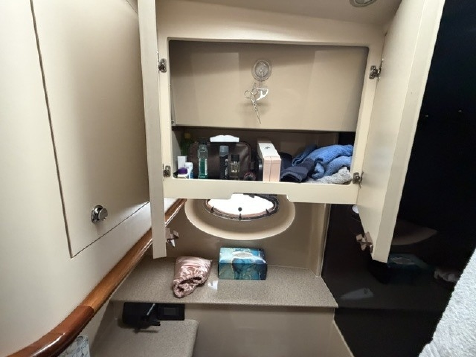 Bathroom cabinet