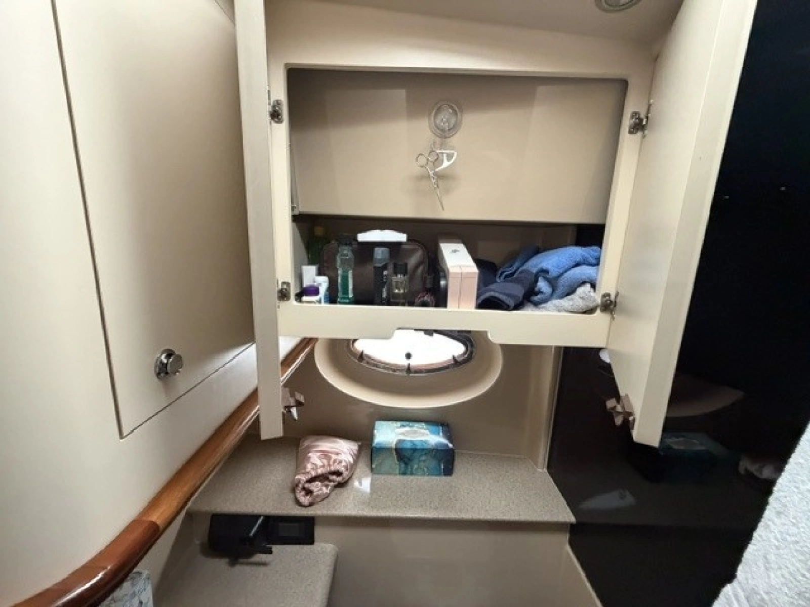 Bathroom cabinet