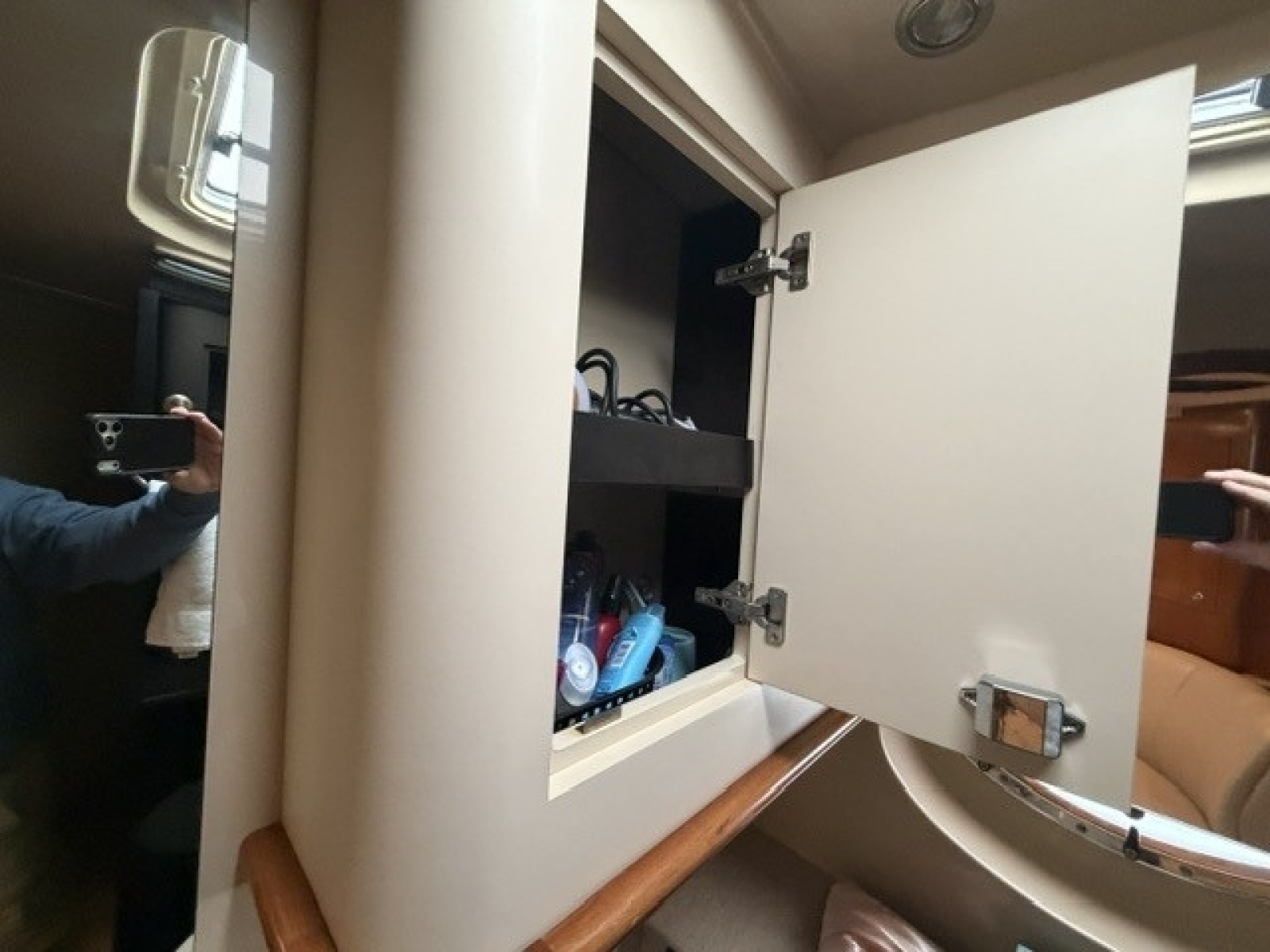 Bathroom cabinet