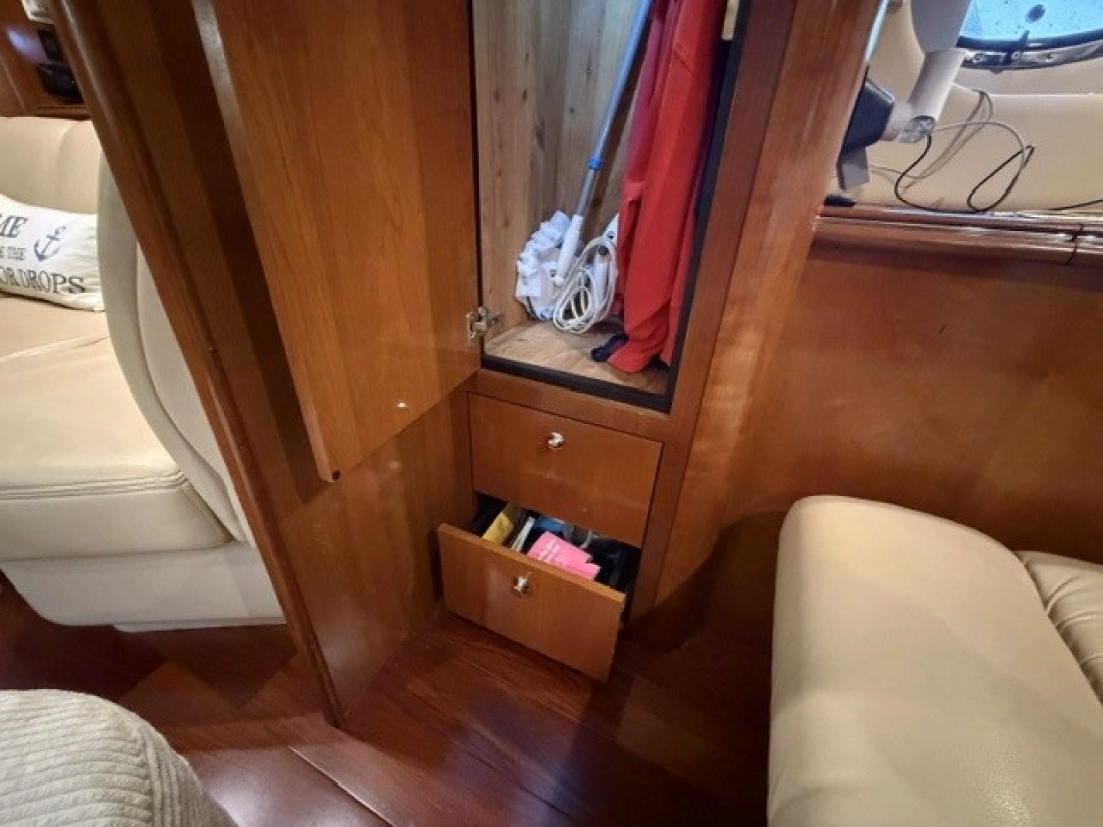 Salon aft storage