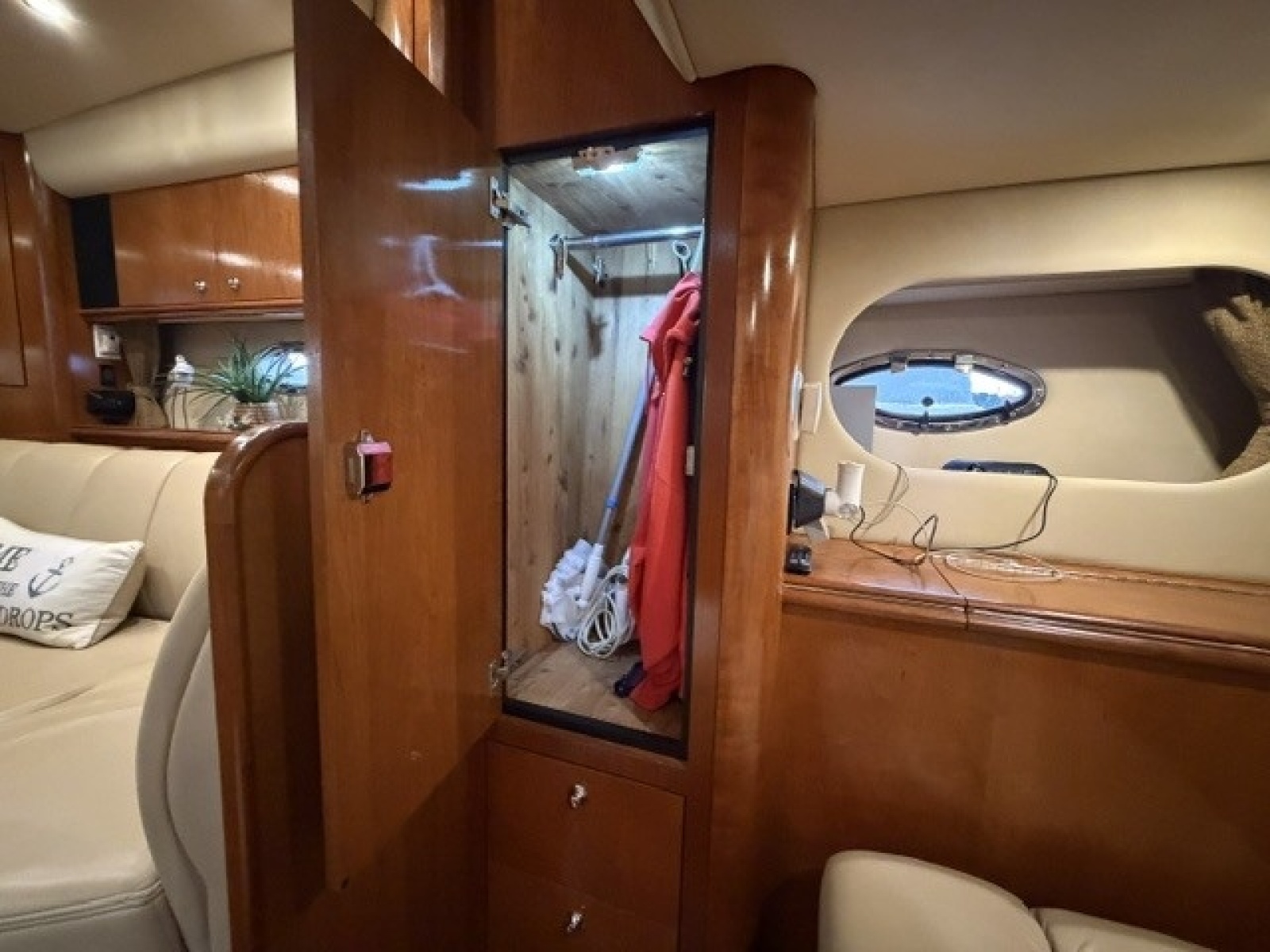 Salon aft locker