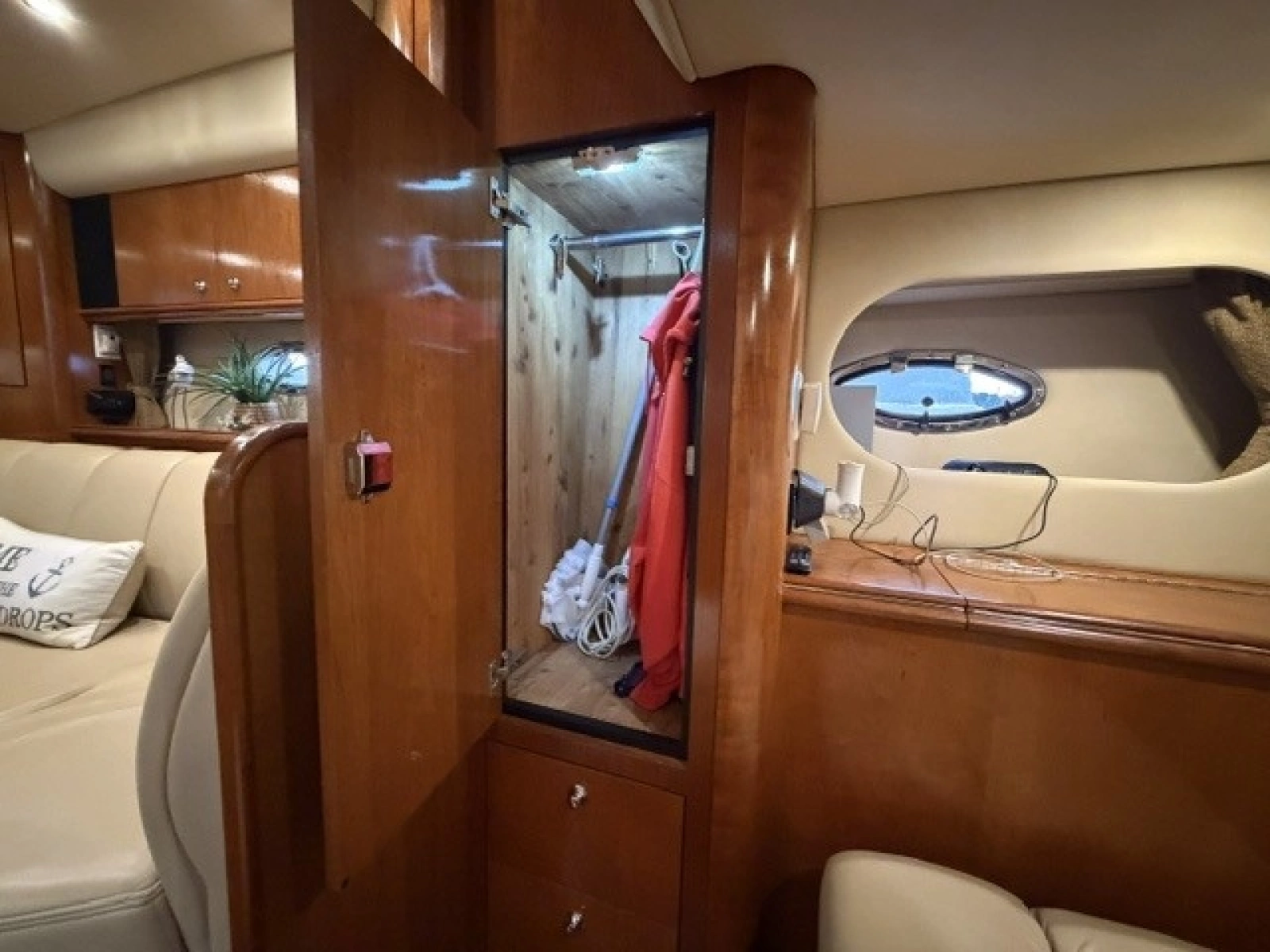 Salon aft locker