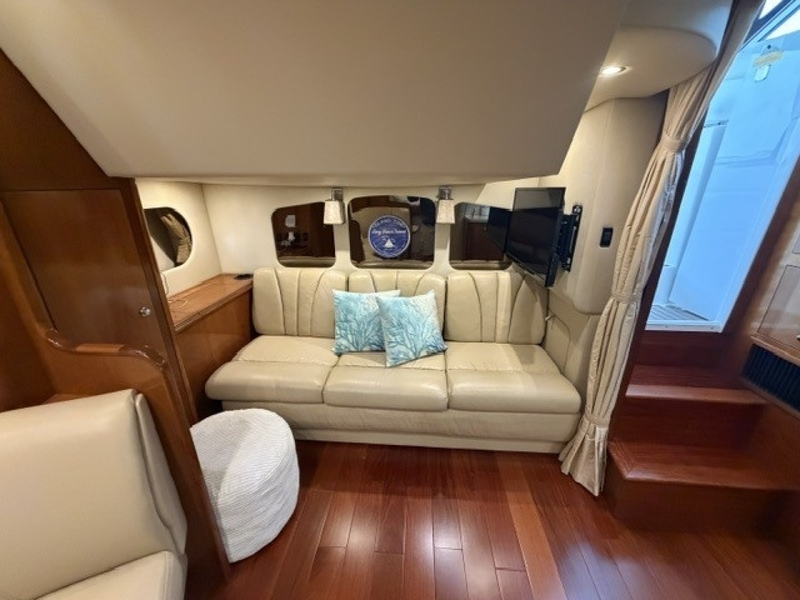 Salon aft sofa bed
