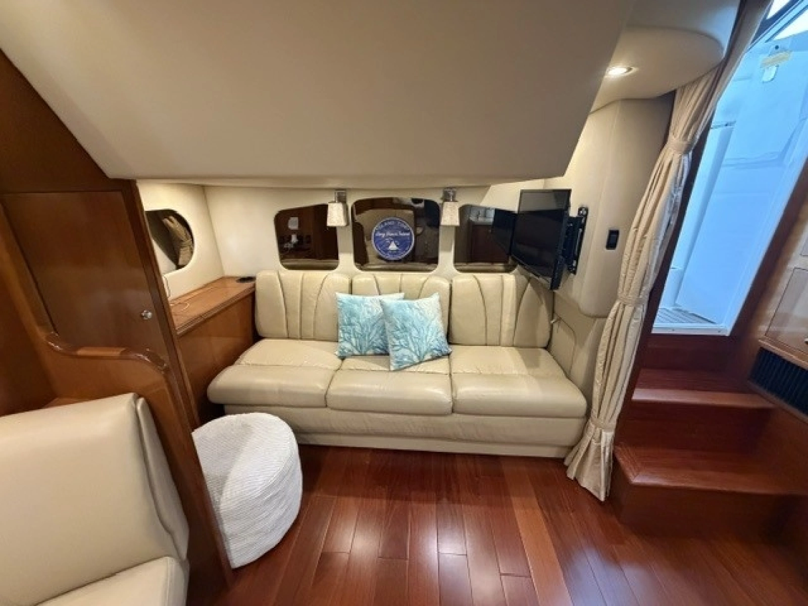 Salon aft sofa bed