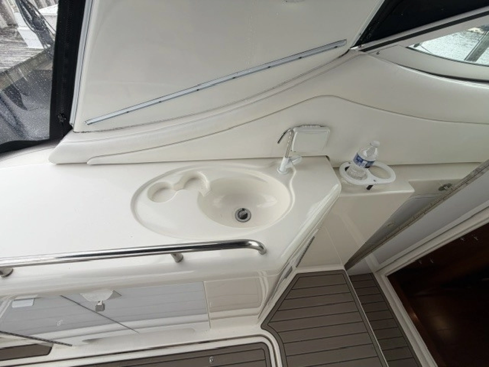 Cockpit wet bar