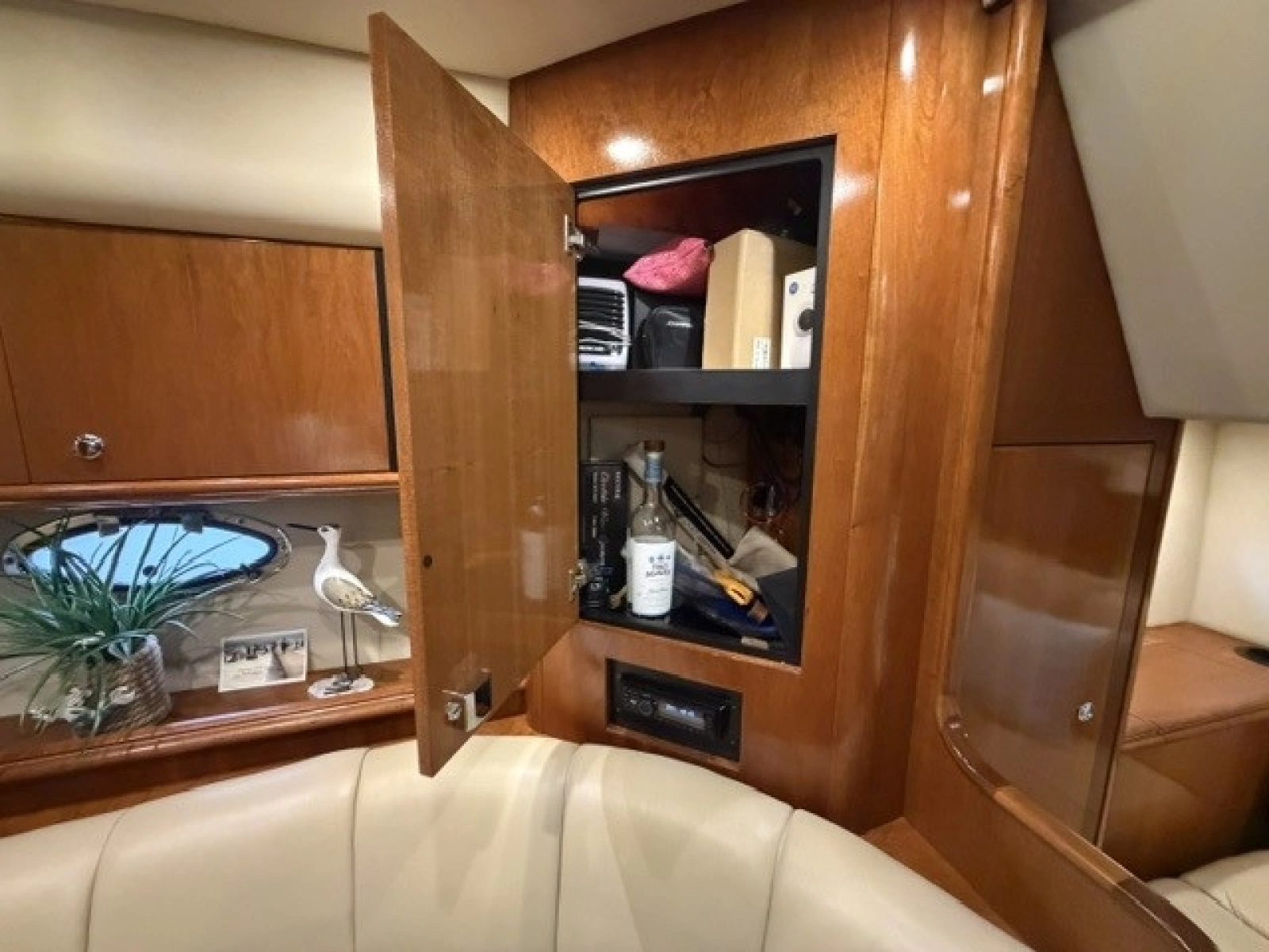 Salon stbd storage