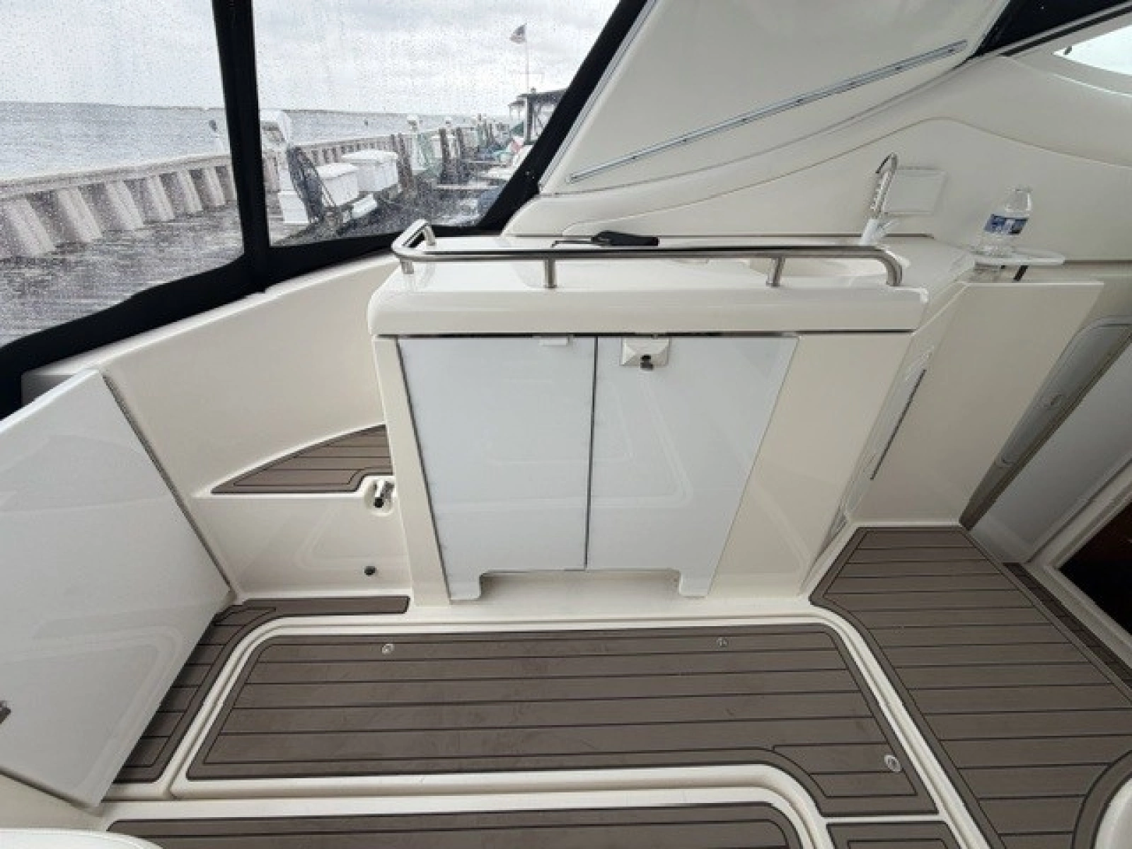 Cockpit fridge locker