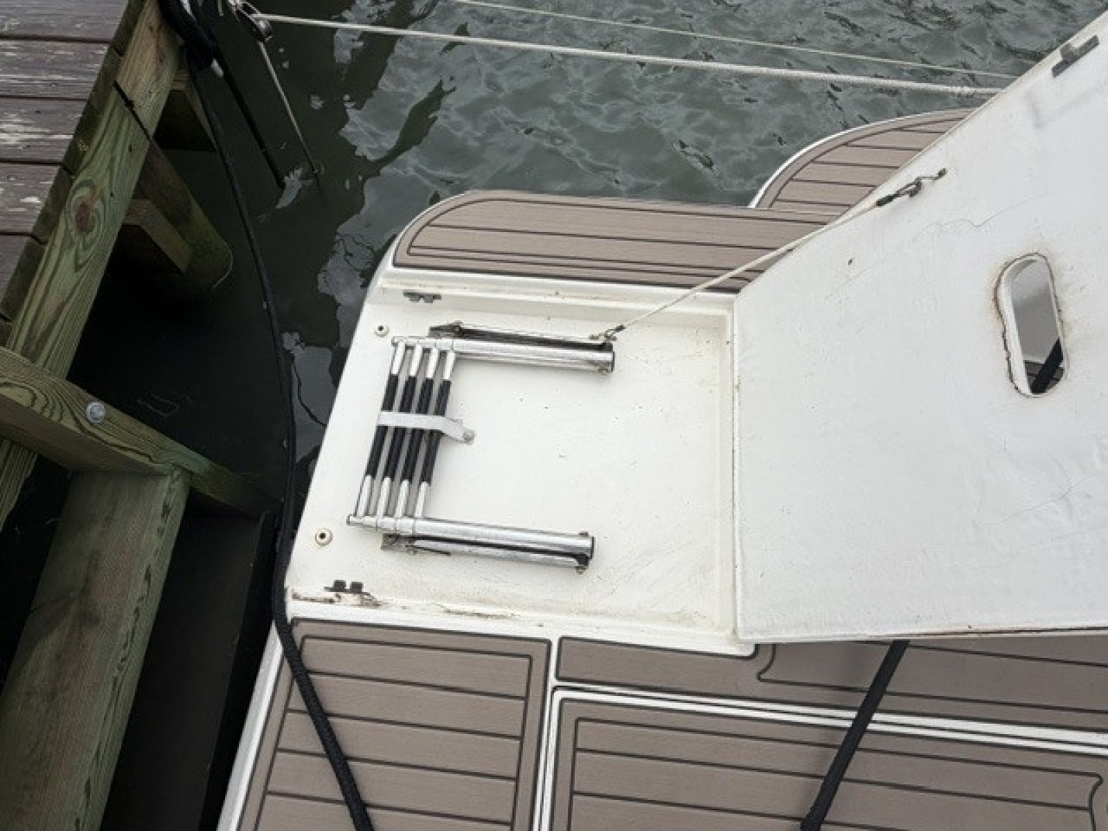 Swimdeck boarding ladder
