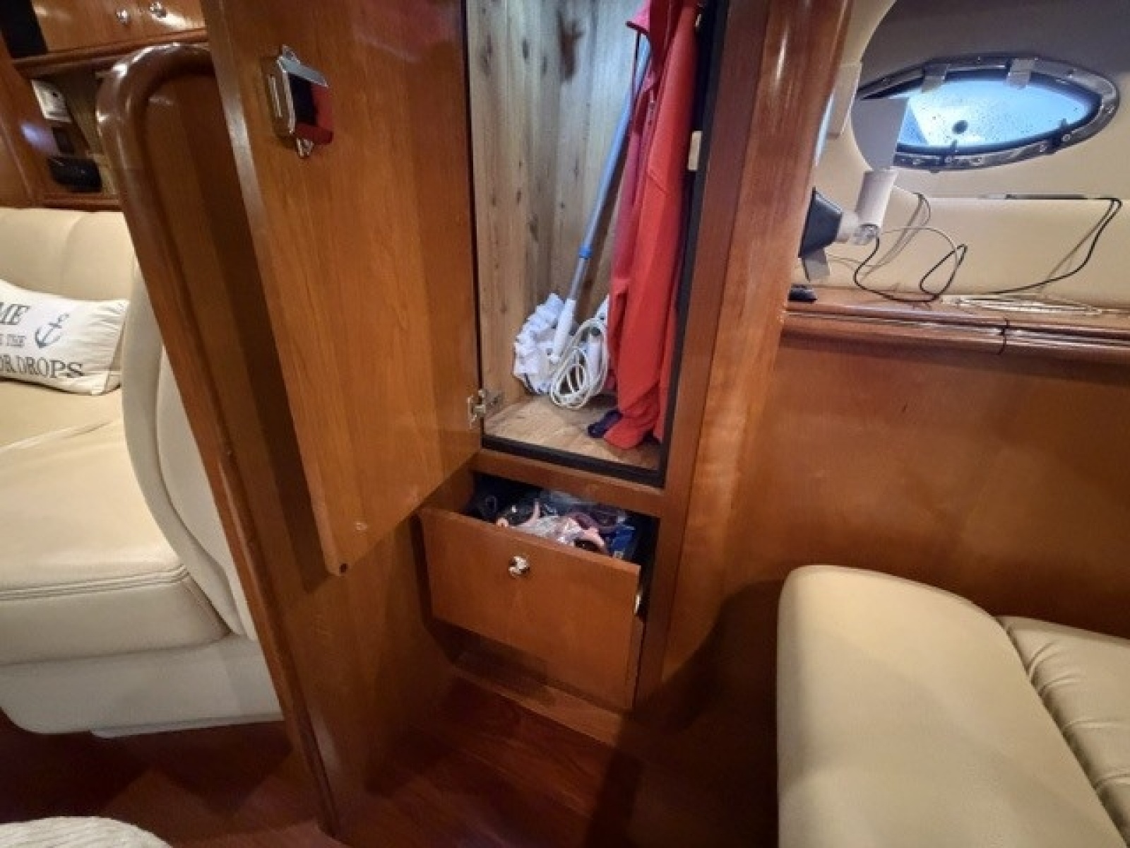 Salon aft storage