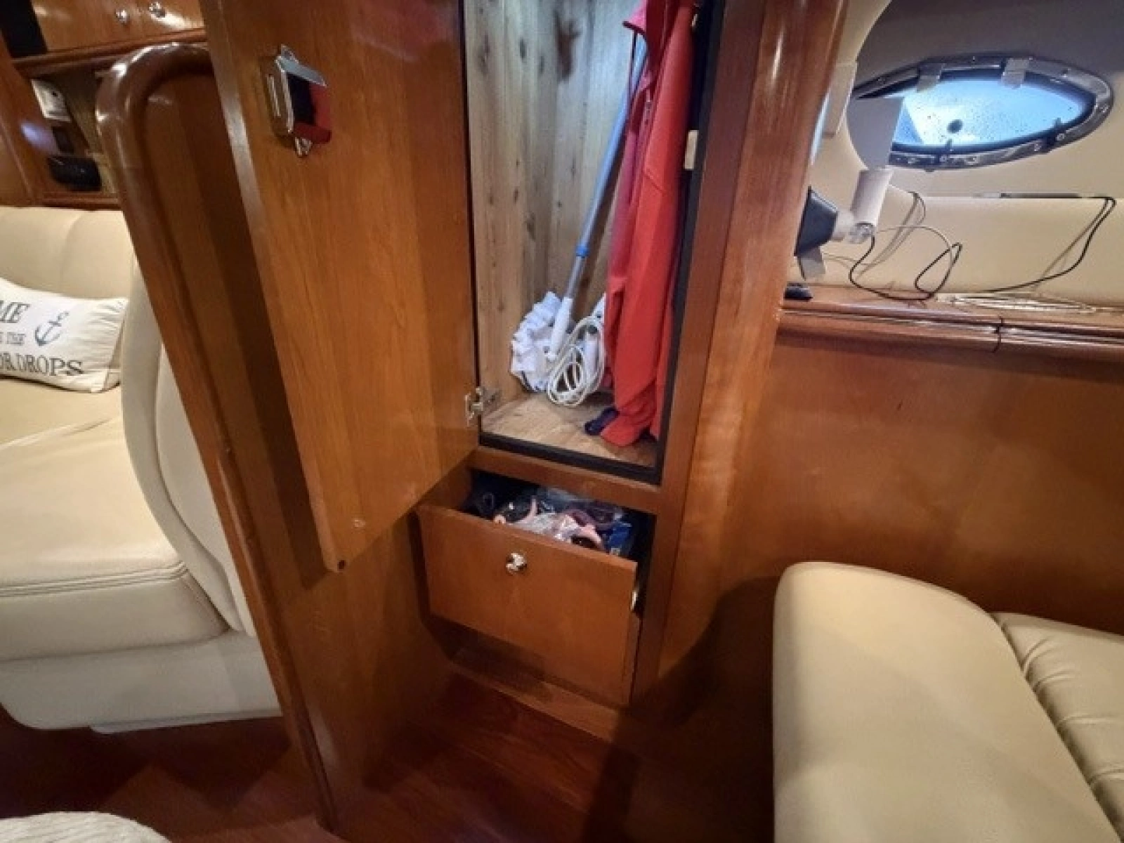Salon aft storage