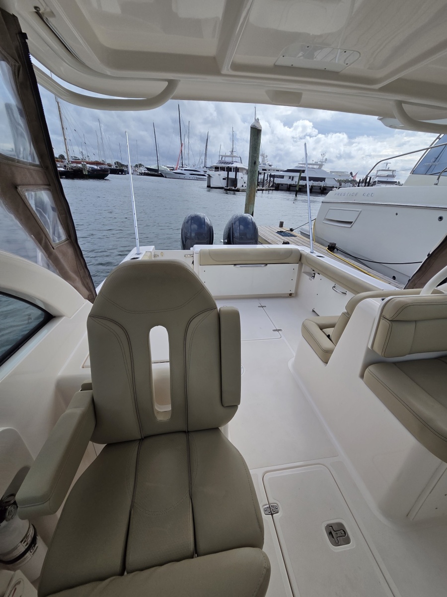 2017 Pursuit 265 DC