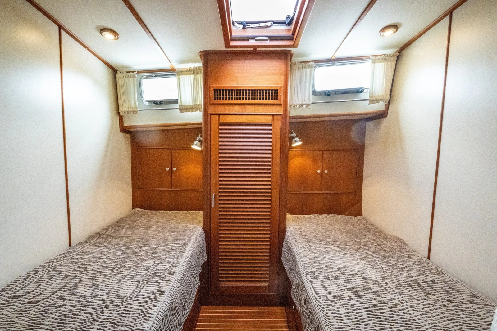 2003 Grand Banks 54