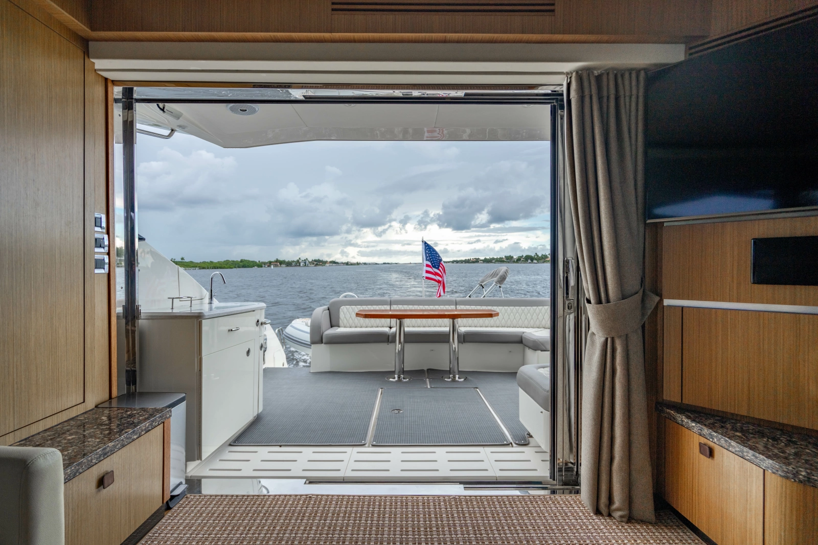 2017 Sea Ray L65