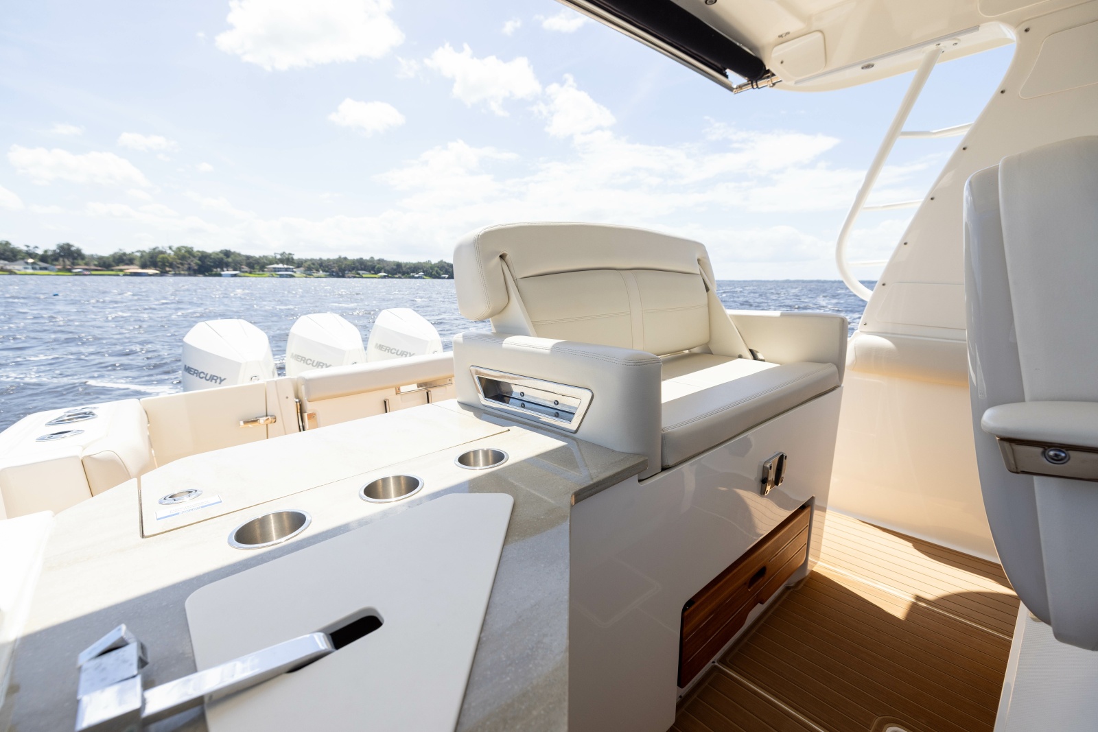 2021 Boston Whaler Realm