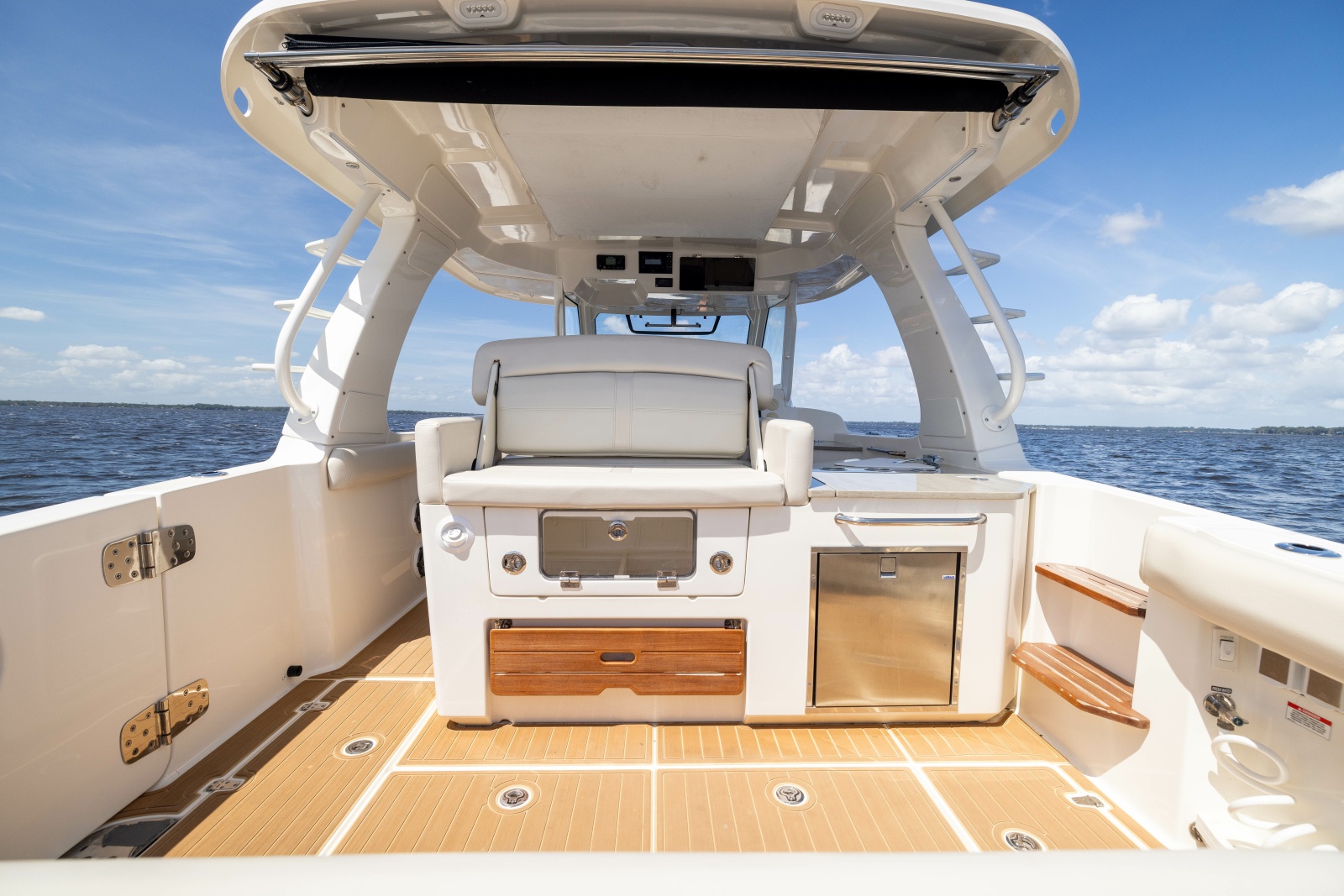 2021 Boston Whaler Realm