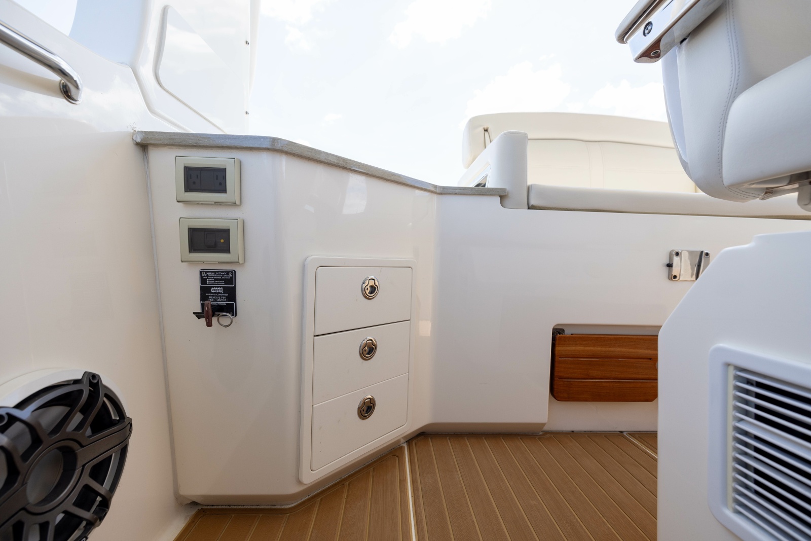 2021 Boston Whaler Realm