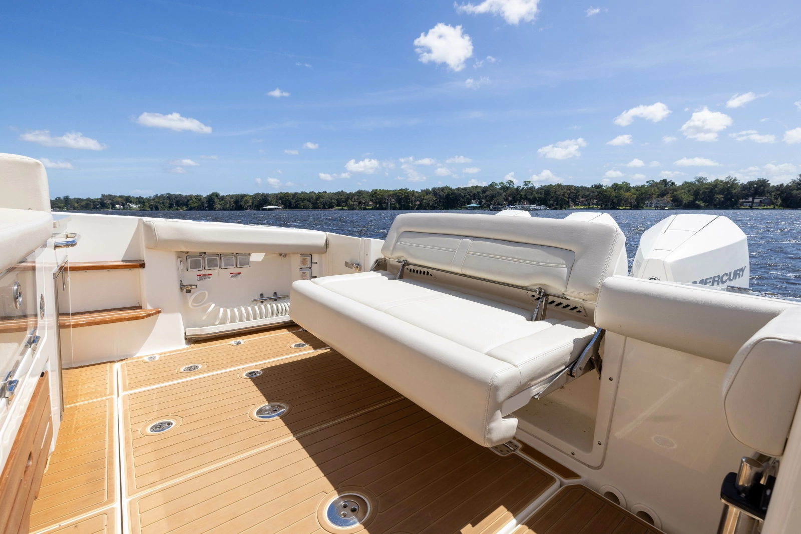 2021 Boston Whaler Realm