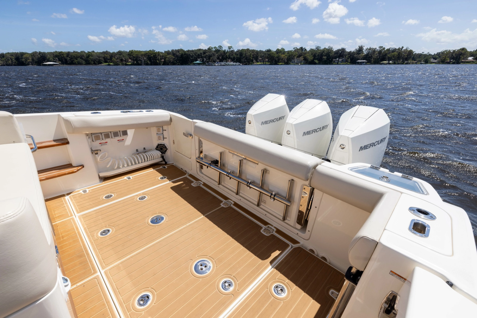 2021 Boston Whaler Realm