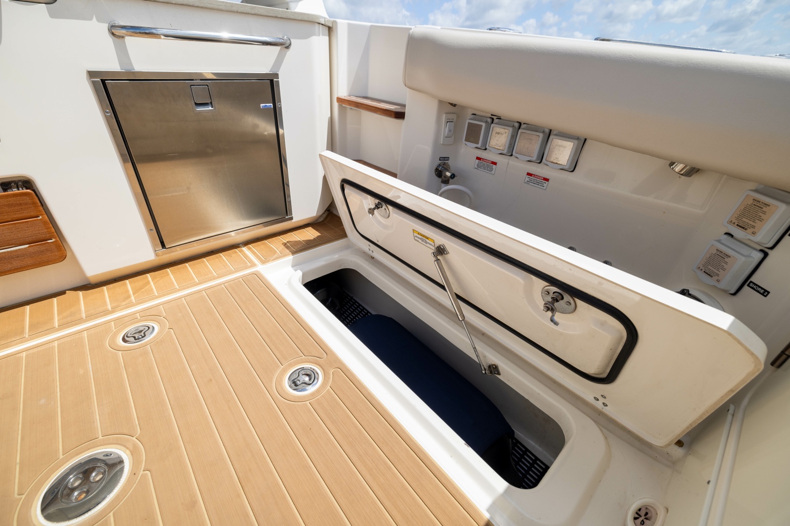 2021 Boston Whaler Realm