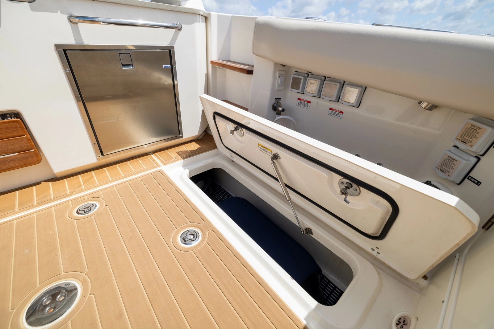 2021 Boston Whaler Realm