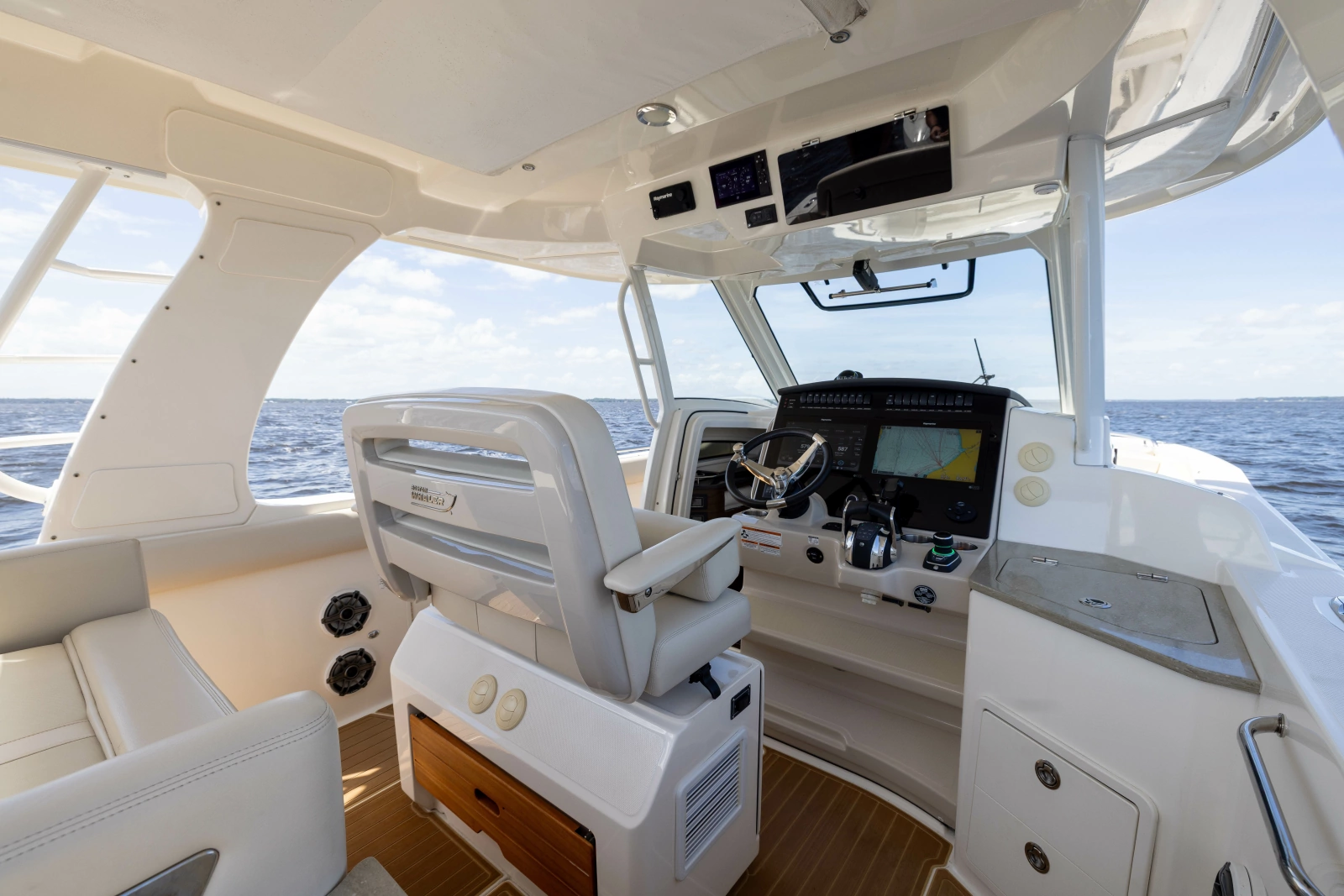 2021 Boston Whaler Realm