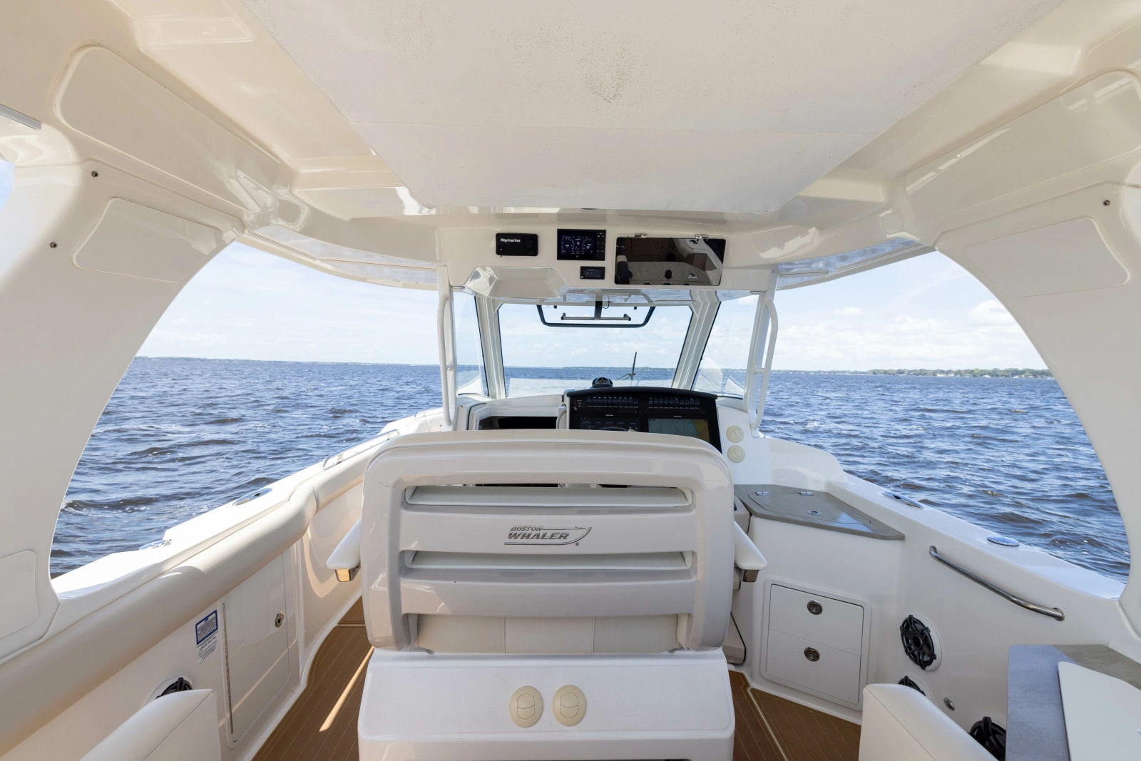 2021 Boston Whaler Realm
