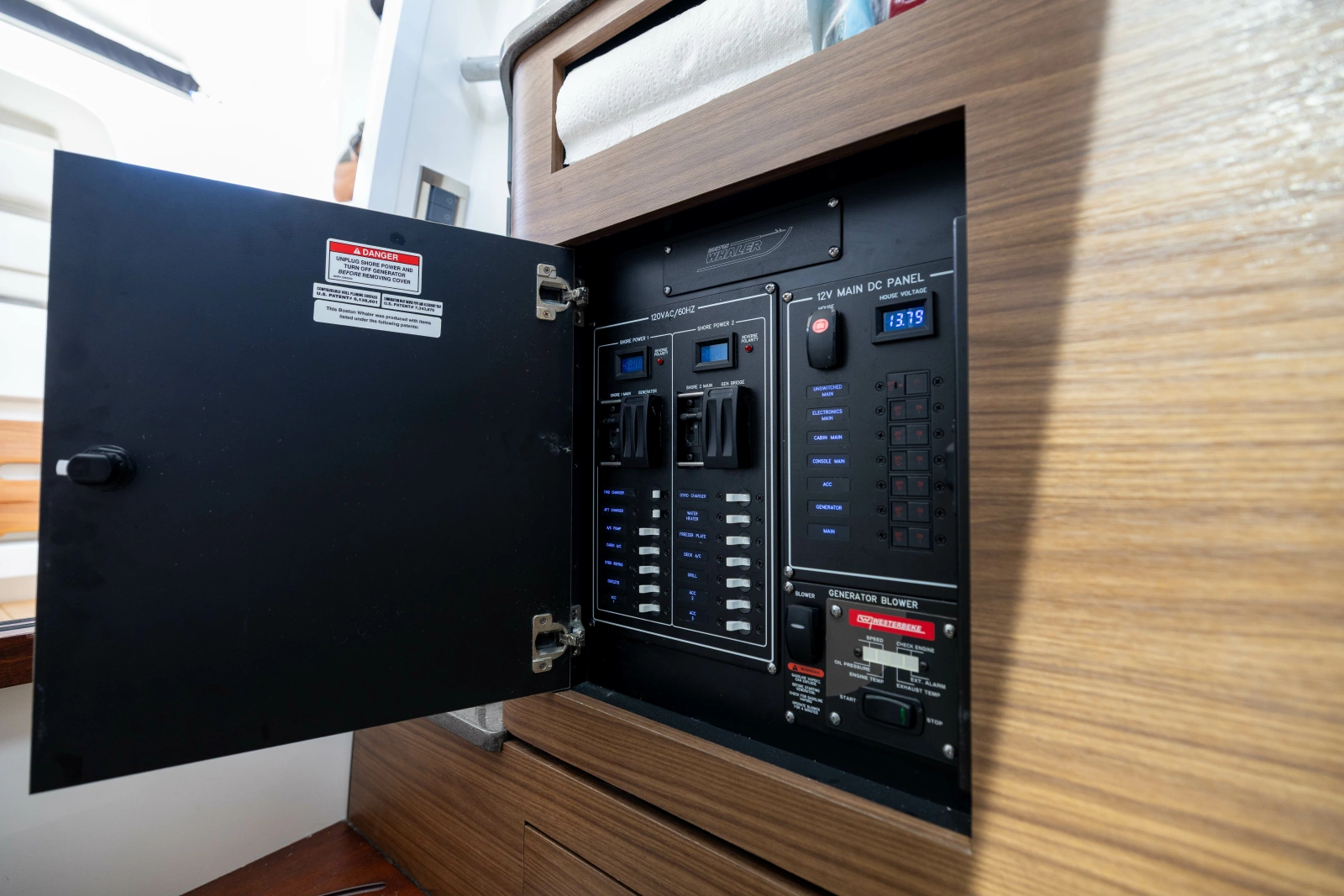 2021 Boston Whaler Realm