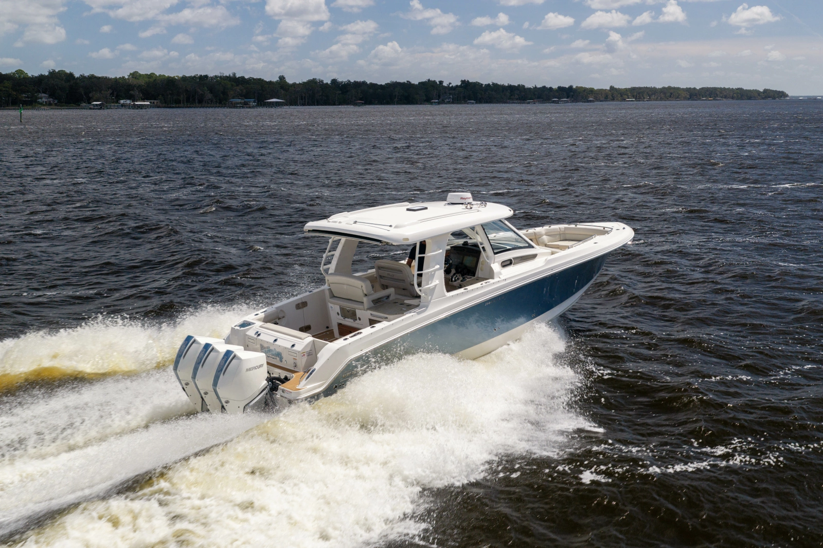 2021 Boston Whaler Realm