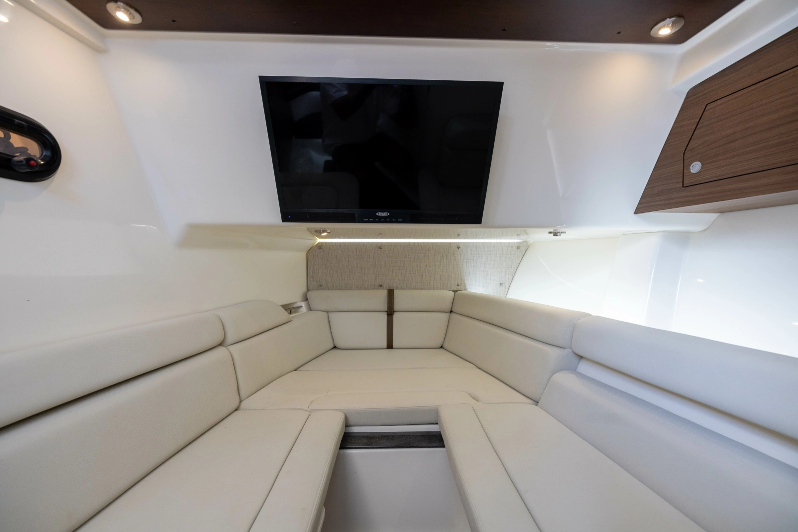 2021 Boston Whaler Realm