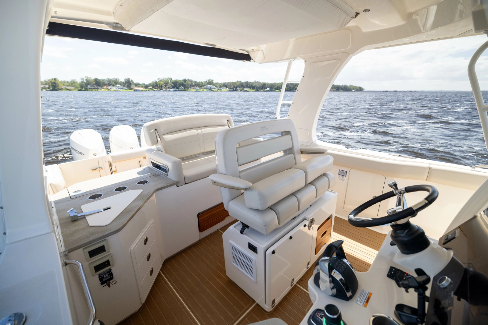 2021 Boston Whaler Realm